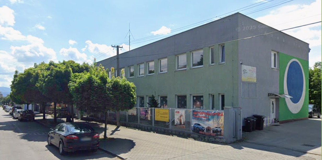 Exteriér budovy na Hviezdoslavovej ulici v Novom Meste nad Váhom, v ktorej sídli masážny salón Sofia